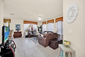 Living area - Near Disney Amazing 5 Bd Home - Private Pool 5 Bedroom Home (Davenport)