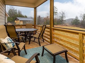 Outdoor dining - Land of the Pines | Single-Level Blue Ridge Retreat Near Asheville + Biltmore (Fairview)