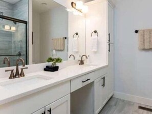 Shower, towels - Land of the Pines | Single-Level Blue Ridge Retreat Near Asheville + Biltmore (Fairview)