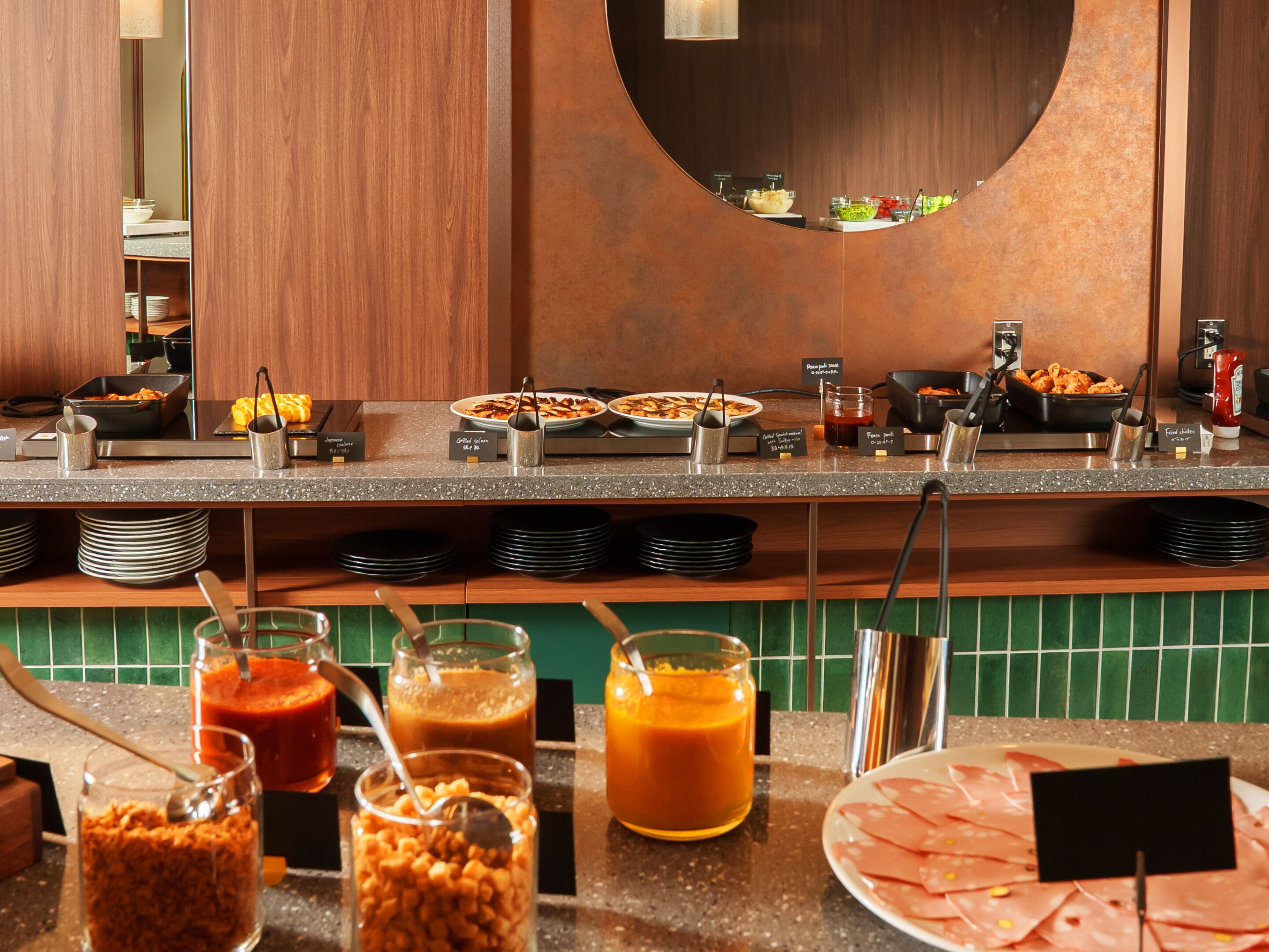 Ein reichhaltiges Buffet mit verschiedenen Speisen und Beilagen.