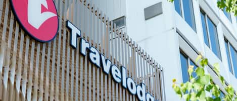 Un edificio con un cartel que dice 'Travelodge'.