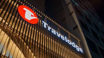 Un edificio con un llamativo letrero de Travelodge.