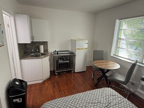 Private kitchen - Simply Perfect - Chill in Comfort - Steps to the Beach- Amazing Historic Bldg (Surfside)