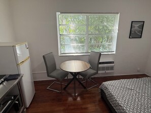 1 bedroom, iron/ironing board, Internet, bed sheets - Simply Perfect - Chill in Comfort - Steps to the Beach- Amazing Historic Bldg (Surfside)