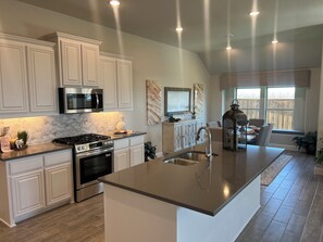 Private kitchen - Charming 3 bedroom 2 bath home located minutes from downtown Fort Worth (Fort Worth)