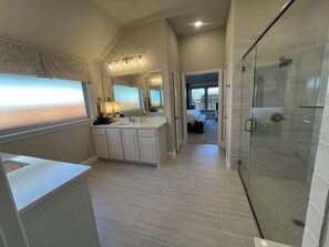 Shower, hair dryer, towels, soap - Charming 3 bedroom 2 bath home located minutes from downtown Fort Worth (Fort Worth)
