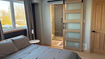 4 bedrooms, travel crib, WiFi (free), bed sheets