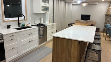 Coffee/tea maker, fridge, microwave, oven