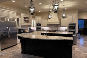 Private kitchen - 20 acre private winery estate - 9250 square foot house with 5 bedroom suites (West Linn)