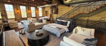Premier Milwaukee Designer Loft Steps to Summerfest and Fine Dining