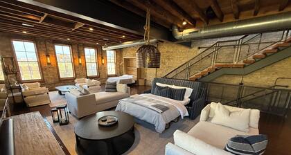 Premier Milwaukee Designer Loft Steps to Summerfest and Fine Dining