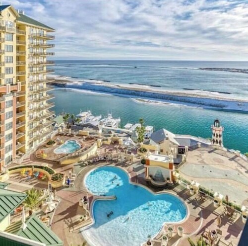 NEW LISTING 3bd, Emerald Grande Condo, Harbor and Gulf Views w/ beach services!