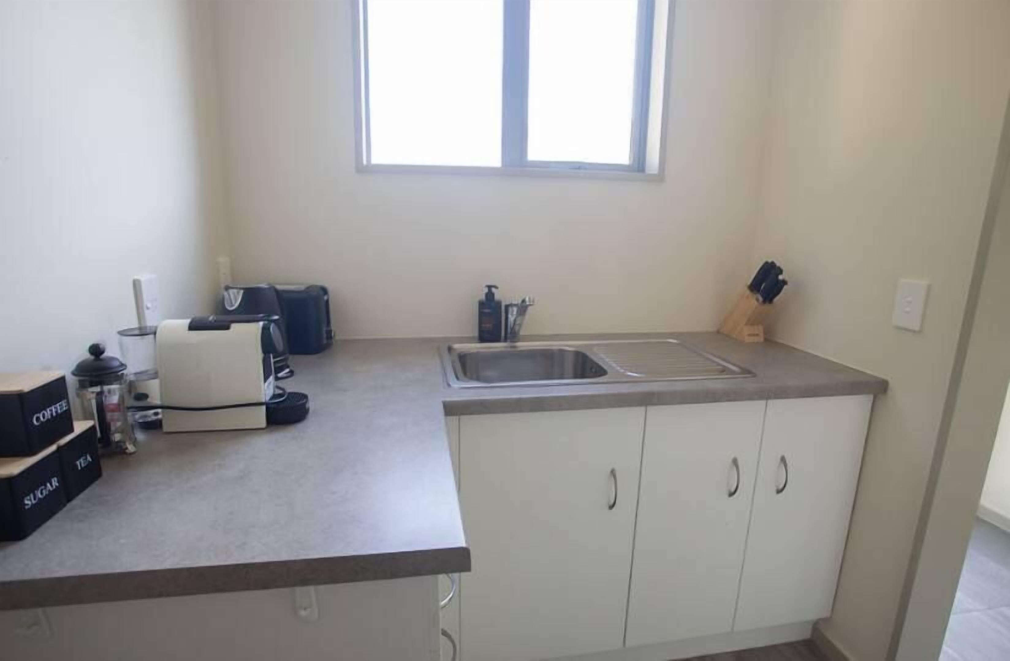 Een koelkast, een microgolfoven, een kookplaat, een waterkoker