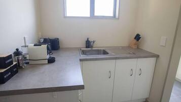 Een koelkast, een microgolfoven, een kookplaat, een waterkoker