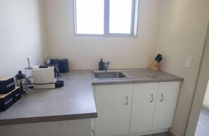 Refrigerador, microondas, parrilla de estufa y tetera eléctrica 