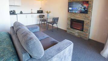 TV, fireplace