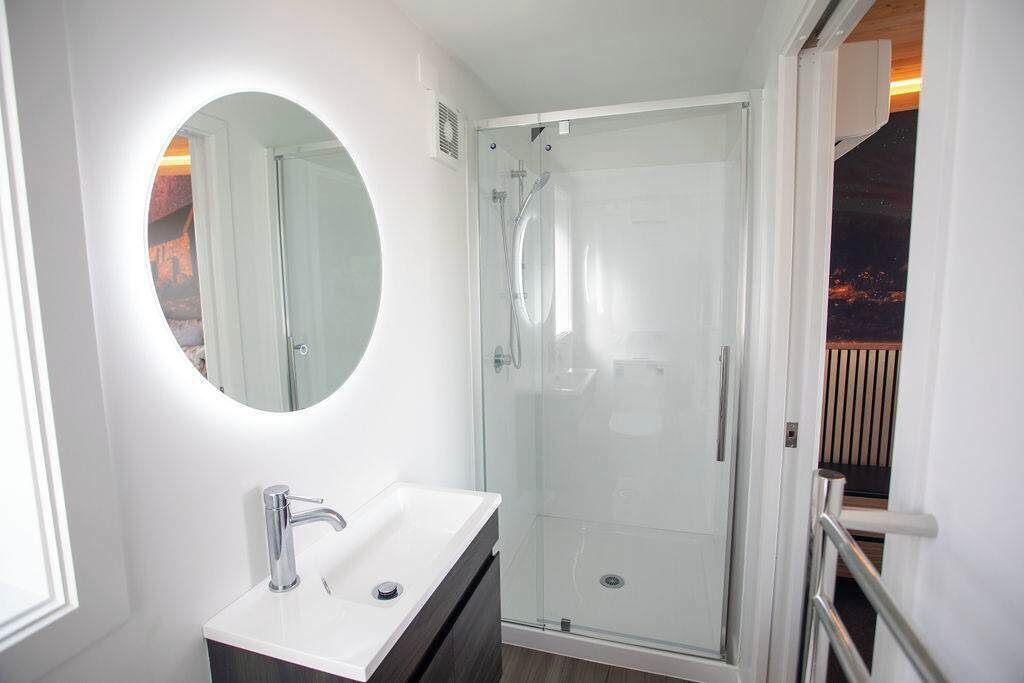 Shower, hair dryer, towels, shampoo