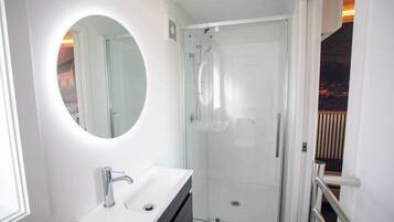 Shower, hair dryer, towels, shampoo