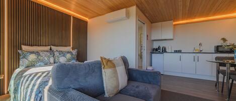 Een televisie en een open haard