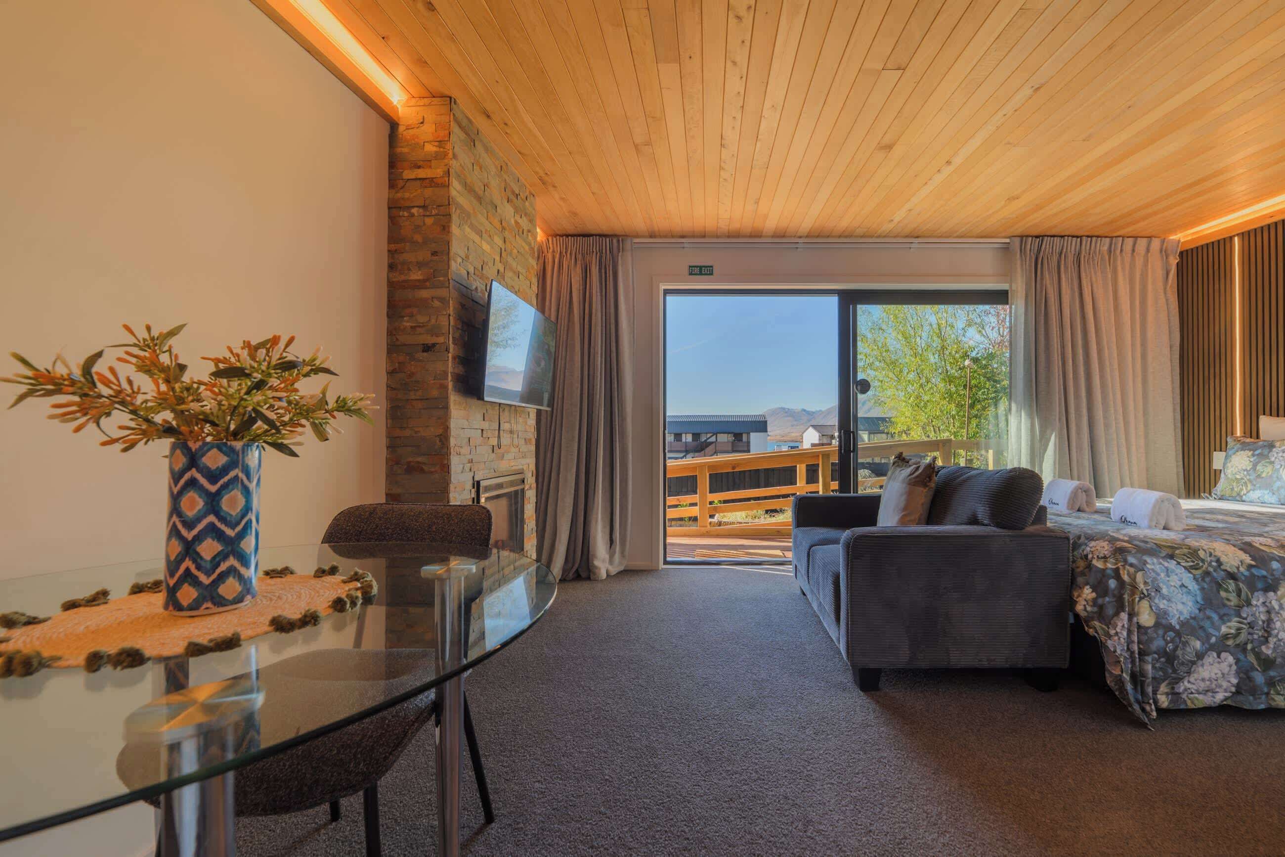 TV, fireplace