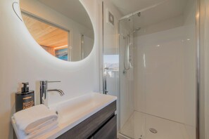 Een douche, een haardroger, shampoo