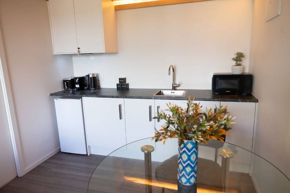 Microondas, cafetera o tetera, hervidor eléctrico y tostadora