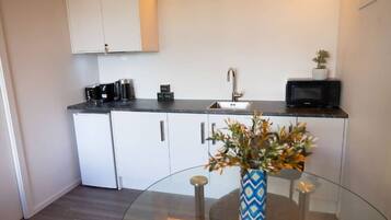 Microondas, cafetera o tetera, hervidor eléctrico y tostadora