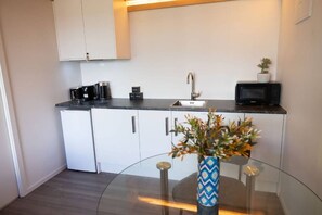 Mikrowelle, Wasserkocher mit Kaffee-/Teezubehör, Wasserkocher, Toaster