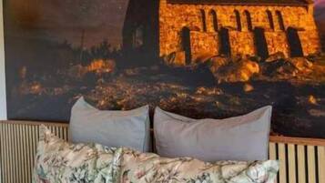 1 dormitori, planxa i posts de planxar, wifi i roba de llit