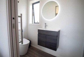 Ducha, secador de pelo, toallas y champú