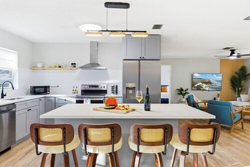 Heated Pool • Games • Fire Pit • BBQ • Sleeps 16