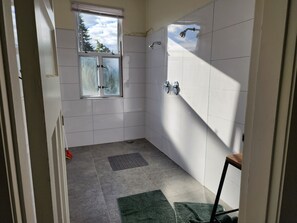 Shared bathroom - Urban Lounge Sleepery Carterton (Carterton)
