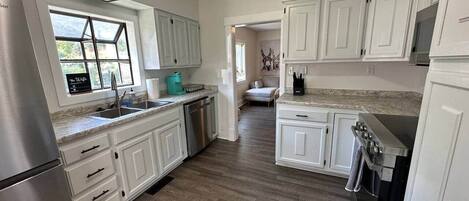 Jääkaappi, mikroaaltouuni, uuni, liesi