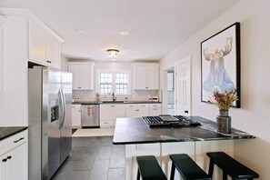 Fridge, microwave, oven, stovetop - 3ksqft | PetsOK | Mountain View| The Bondline Home (Sheridan)