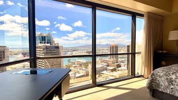 Escritorio, tabla de planchar con plancha y wifi