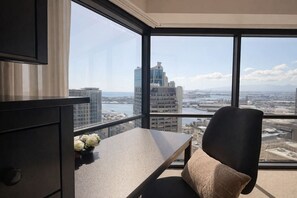 Interior - Honolulu Skyline & Ocean Retreat – Free Parking/AC (Honolulu)
