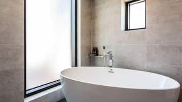 Chambre Junior, 2 grands lits, terrasse, vue montagne | Salle de bain