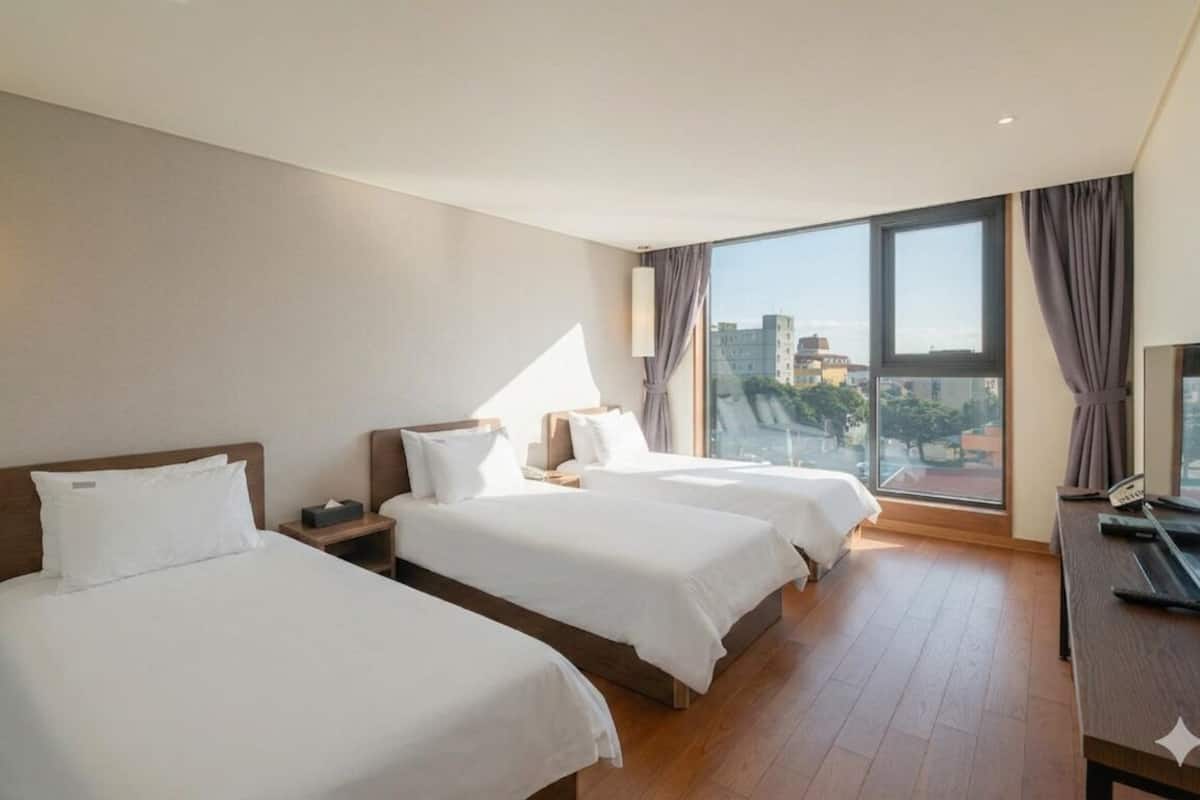 Premier-Dreibettzimmer, Stadtblick | Kostenloses WLAN