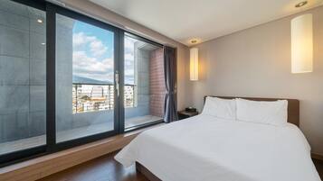 Camera Premier, 1 letto queen, terrazzo, vista montagna | Wi-Fi gratuito