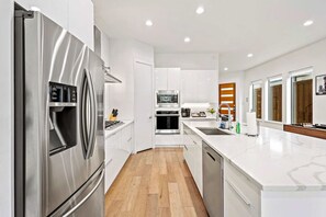 Refrigerador, microondas, horno y parrilla de estufa 