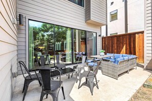 Outdoor dining - Dazzle in Downtown, Mkt Ctr, Garage, DART! (Dallas)
