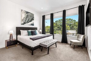 Desk, iron/ironing board, WiFi, bed sheets - Dazzle in Downtown, Mkt Ctr, Garage, DART! (Dallas)