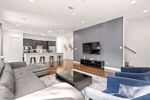 Unclassified image, 4 of 52, button - King-Sized Comfort with Rooftop Skyline Views (Dallas)