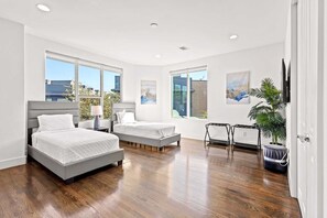 Unclassified image, 5 of 52, button - King-Sized Comfort with Rooftop Skyline Views (Dallas)