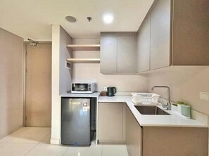 Appartement, 1 slaapkamer, uitzicht op de stad | Privékeuken | Een koelkast, een microgolfoven, kookgerei, borden en bestek