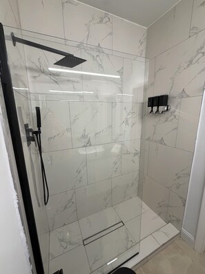 Hair dryer, towels, soap, toilet paper -
Private suite w/entrance, parking, kitchen & bath. 6 min to Wynwood! (Miami)
