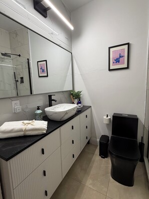 Hair dryer, towels, soap, toilet paper -
Private suite w/entrance, parking, kitchen & bath. 6 min to Wynwood! (Miami)