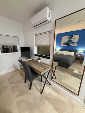 WiFi, bed sheets -
Private suite w/entrance, parking, kitchen & bath. 6 min to Wynwood! (Miami)