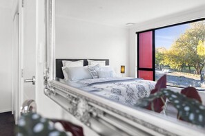 3 bedrooms, desk, WiFi, bed sheets