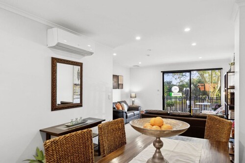 Masterpiece 3BR Hamilton Central–Parking Included